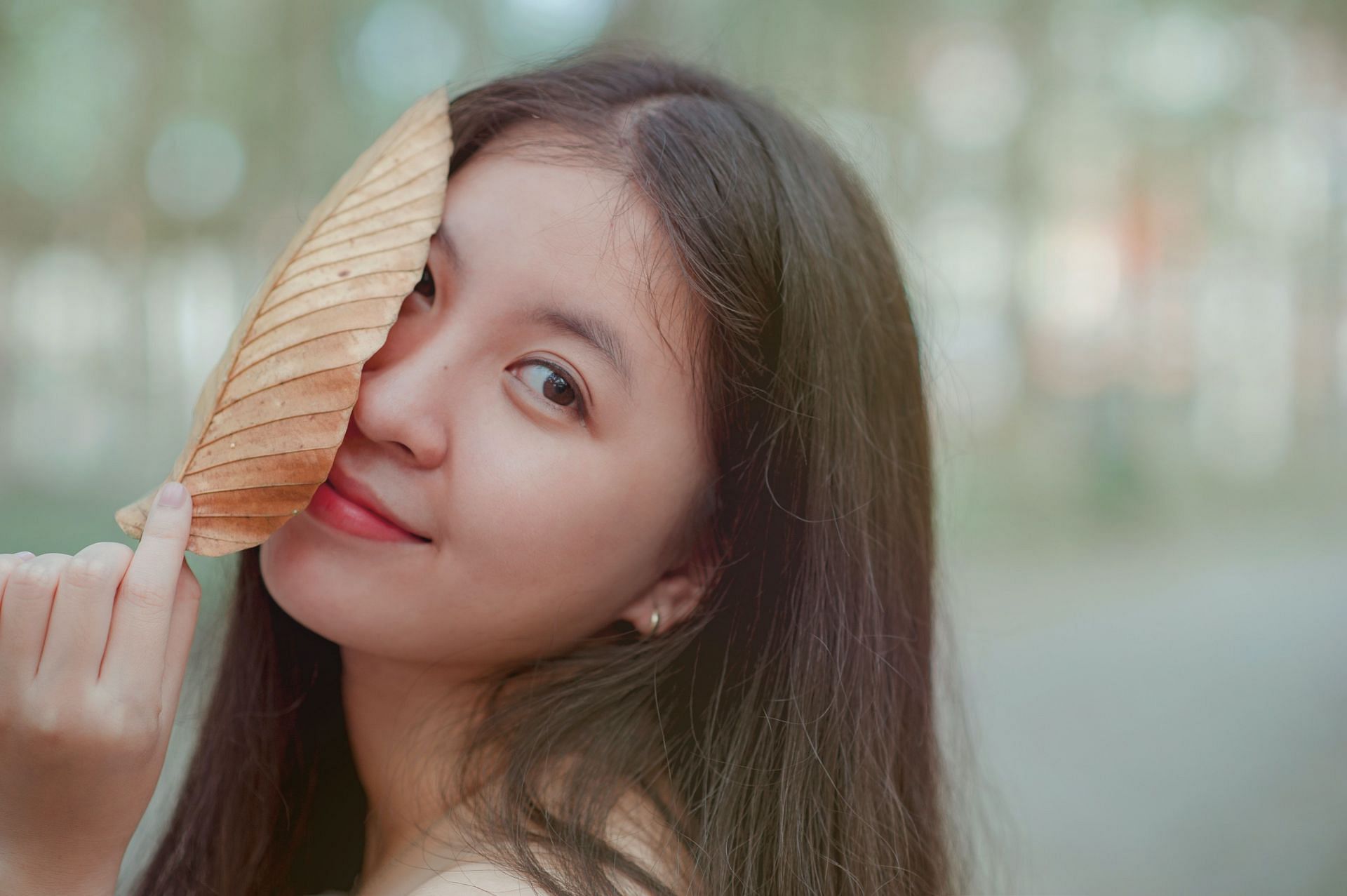 Hot vs cold shower benefits on skin (Image via Pexels/Min an)